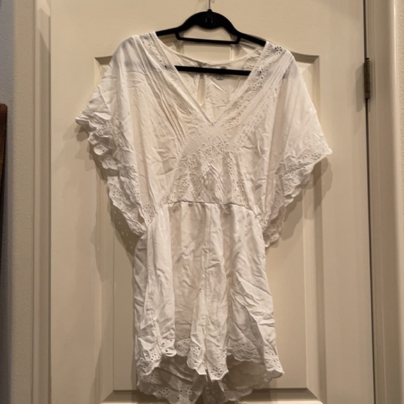 White Amuse Society Short Romper- Size Large - Picture 13 of 13